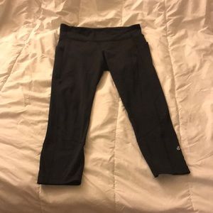 Lululemon pace rival crop. Size 6. Black.